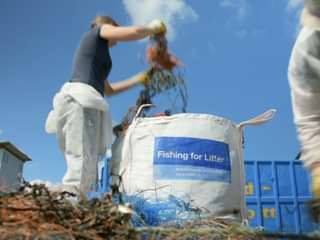 Undertaking fishing waste with an app